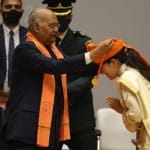 छात्रा को मेडल पहनाते राष्ट्रपति रामनाथ कोविंद
