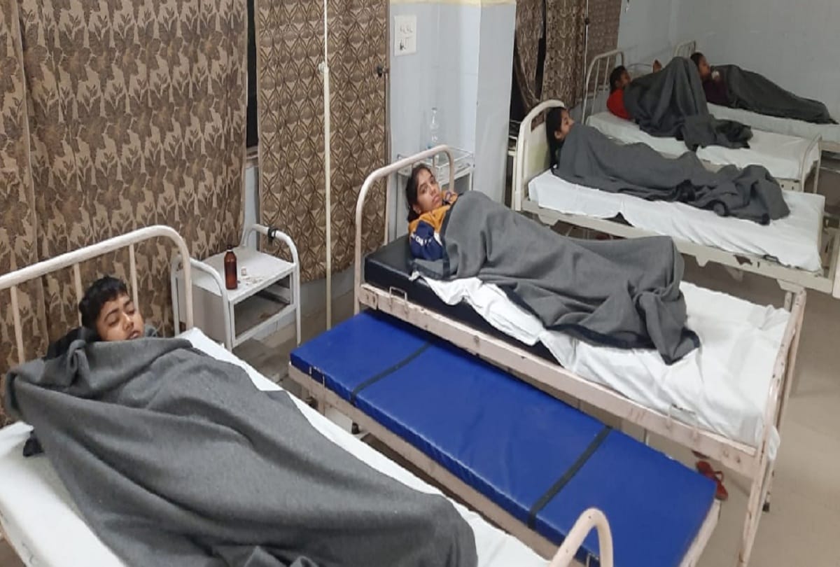 Lucknow: 15 girl students fall ill after eating substandard food protest till one o'clock in the night-