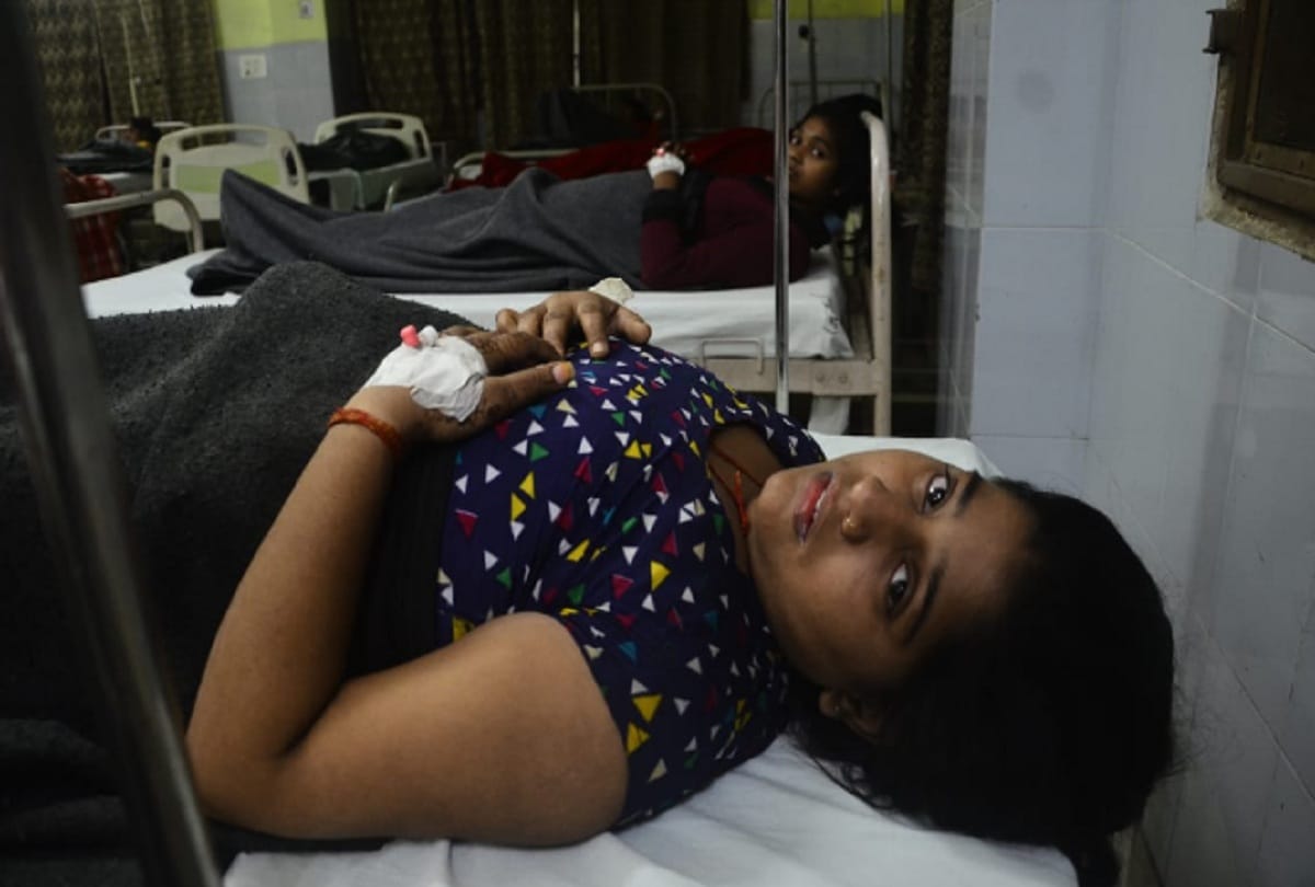 Lucknow: 15 girl students fall ill after eating substandard food protest till one o'clock in the night-