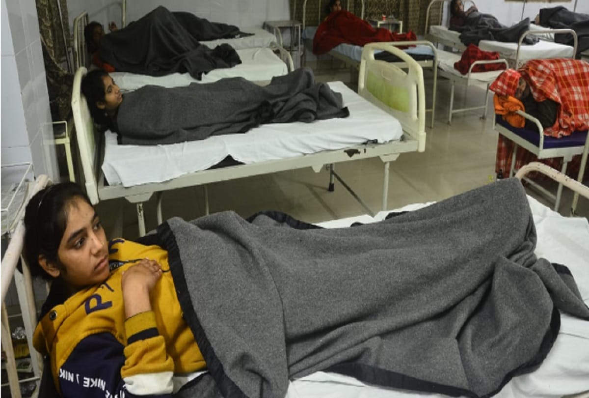 Lucknow: 15 girl students fall ill after eating substandard food protest till one o'clock in the night-