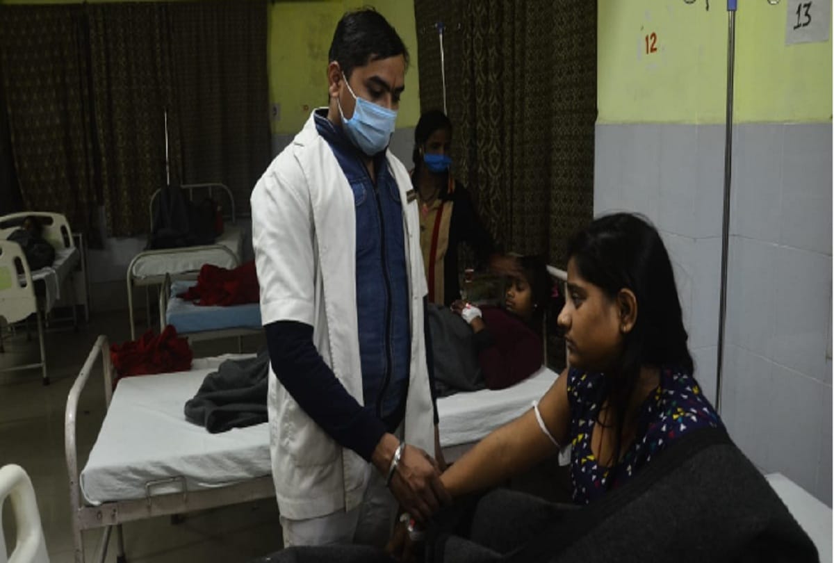 Lucknow: 15 girl students fall ill after eating substandard food protest till one o'clock in the night-