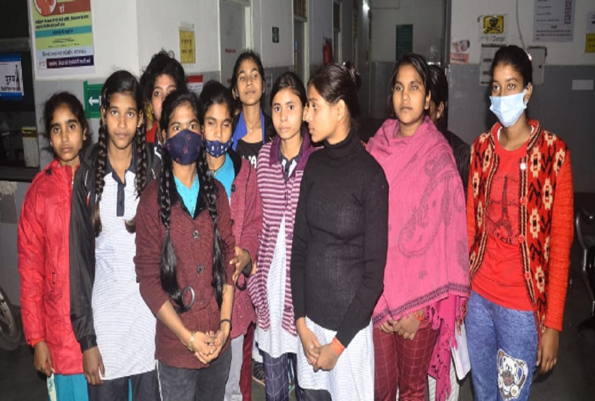 Lucknow: 15 girl students fall ill after eating substandard food protest till one o'clock in the night-