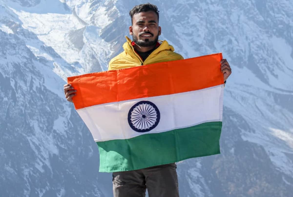 Nitish of Gorakhpur hoisted tricolor on 14 thousand feet mountain of Mount Pitalsu located in Manali