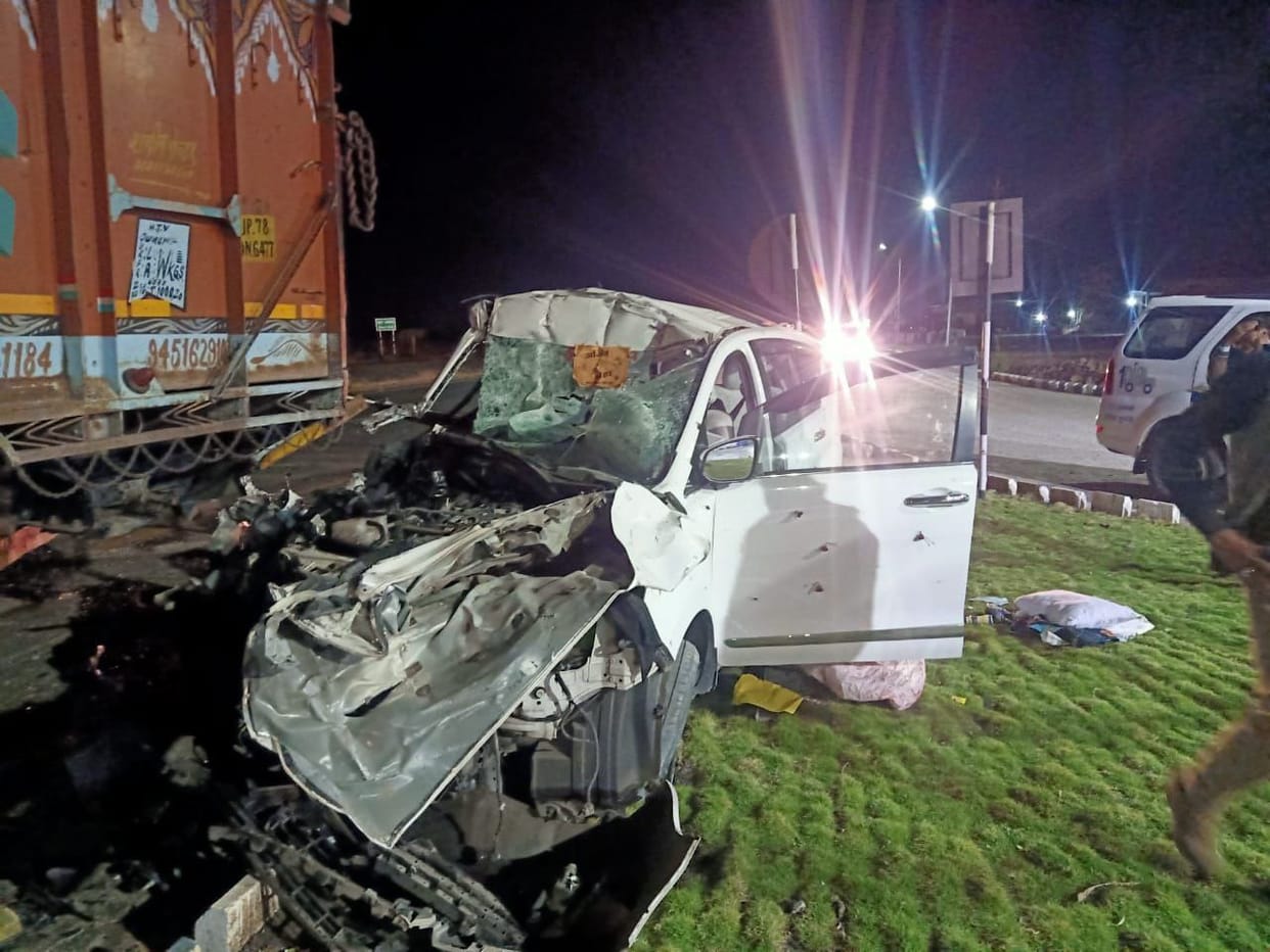 Happiness turned into mourning: The bride and groom's car returning from Kanpur to Indore rammed into a parked truck, the groom's brother-in-law died