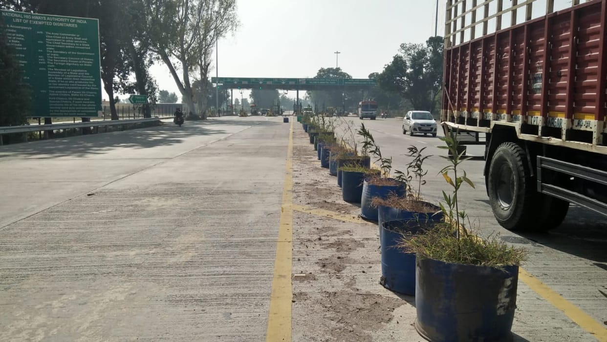 The toll company closed the cut on the national highway, made potholes on the way