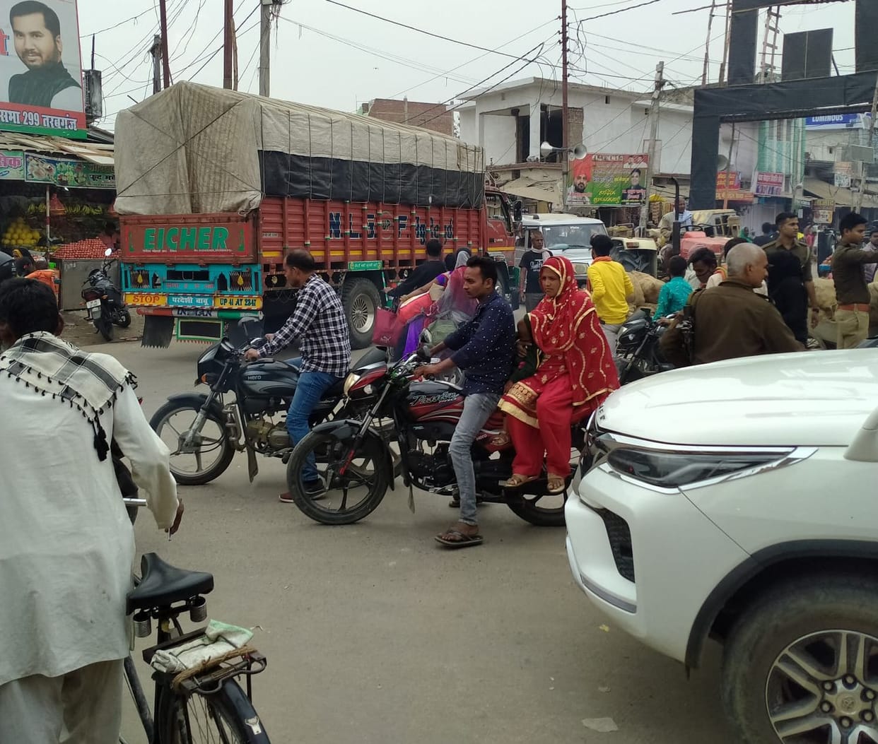 Due to encroachment, there is a jam in the Raggarganj market