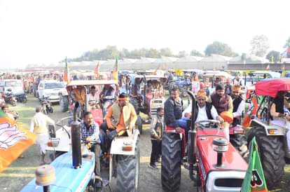 बहराइच के सहारा मैदान से निकाली गई भाजपा की ट्रैक्टर रैली में शामिल कार्यकर्ता।