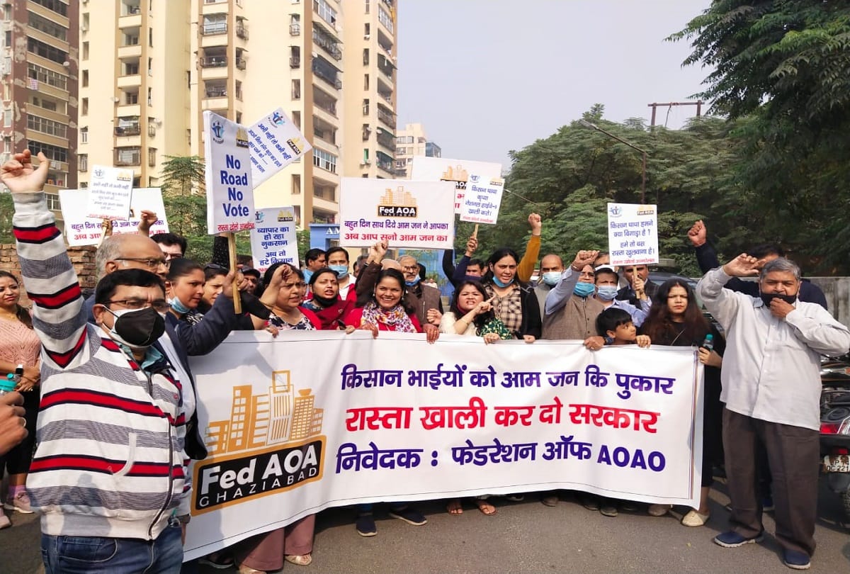 Public anger: Human chain formed to evacuate NH-9 from farmers in Indirapuram, sloganeering fiercely