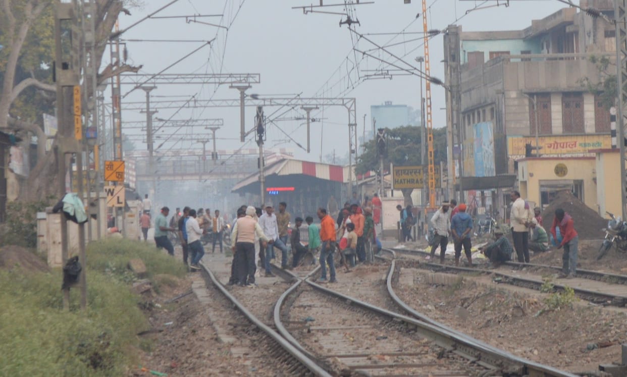 Hathras: Traffic will be closed at railway crossing near Kasba Mendu today