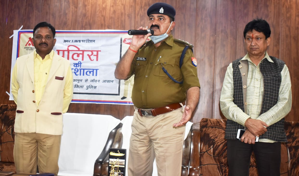 fathepur news,Why does the police leave the rule breakers on the phones of some people