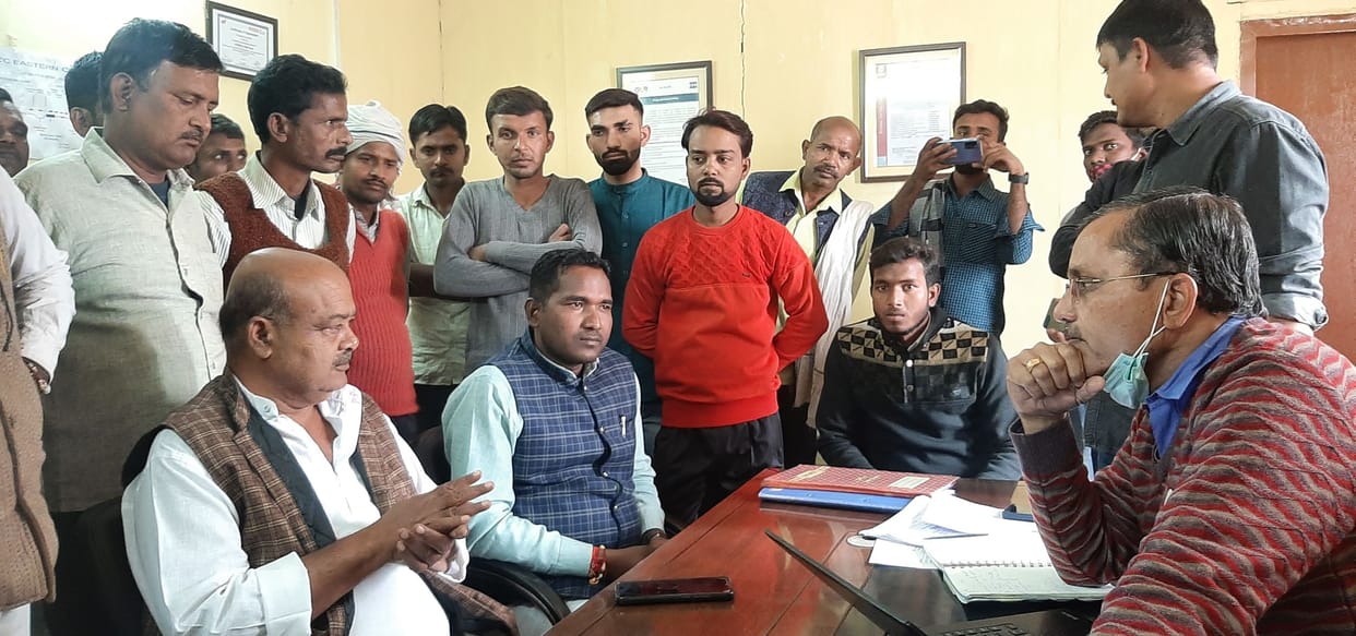 fathepur news,Farmers created ruckus by holding GM hostage
