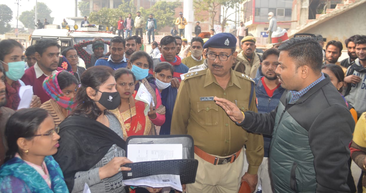 Hathras: After sitting in the room, it was found that the examination was canceled