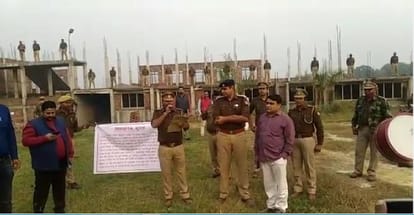गाजीपुर में कुर्की की कार्रवाई करने पहुंची पुलिस टीम।