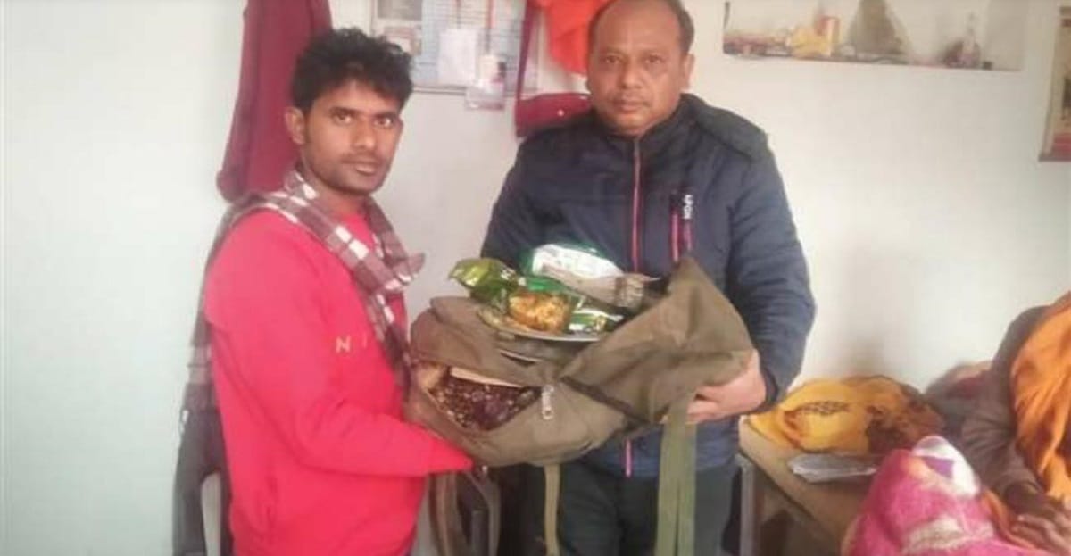 A bag full of fifty thousand rupees was found on the road the student leader returned in ghazipur  