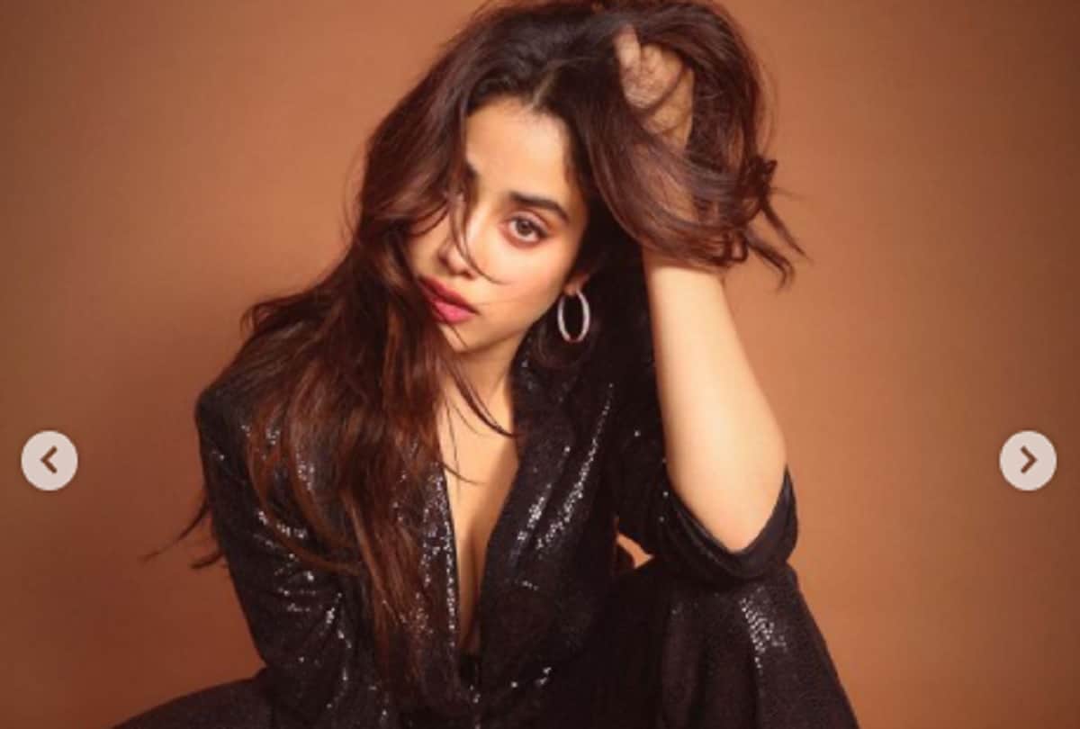 Janhvi Kapoor latest hot and gorgeous photos on instagram in black dress left fans jaw dropped