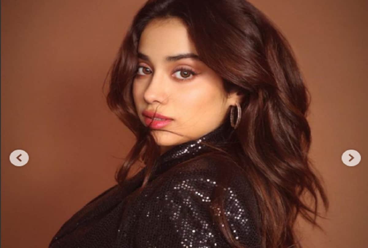 Janhvi Kapoor latest hot and gorgeous photos on instagram in black dress left fans jaw dropped
