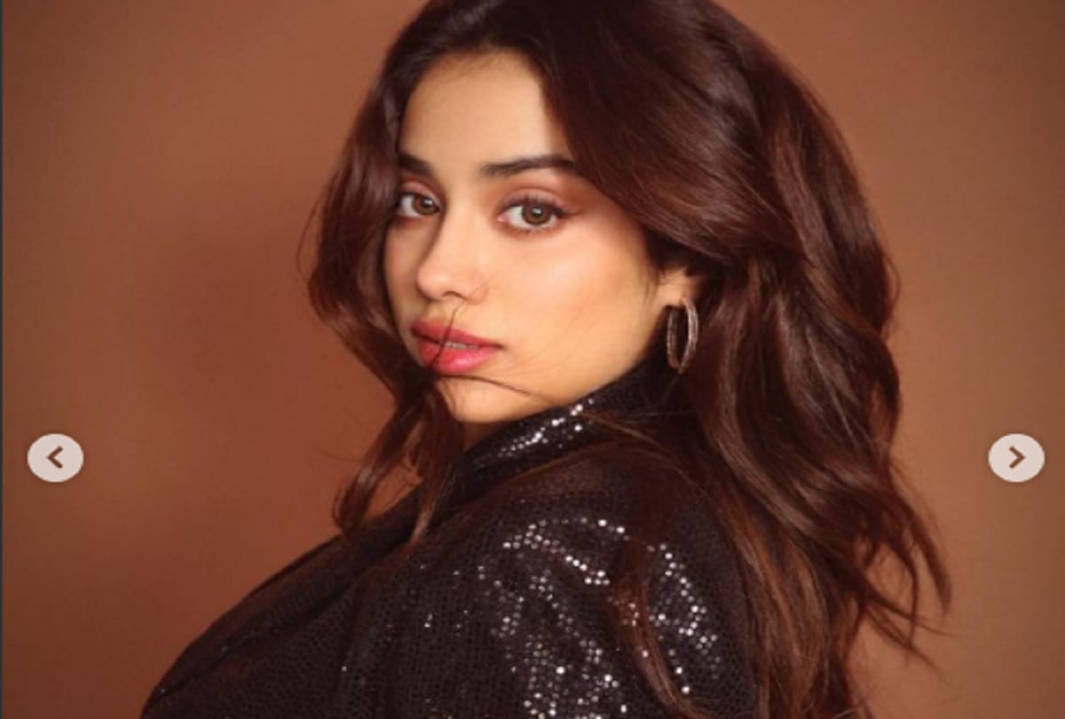 Janhvi Kapoor latest hot and gorgeous photos on instagram in black dress left fans jaw dropped