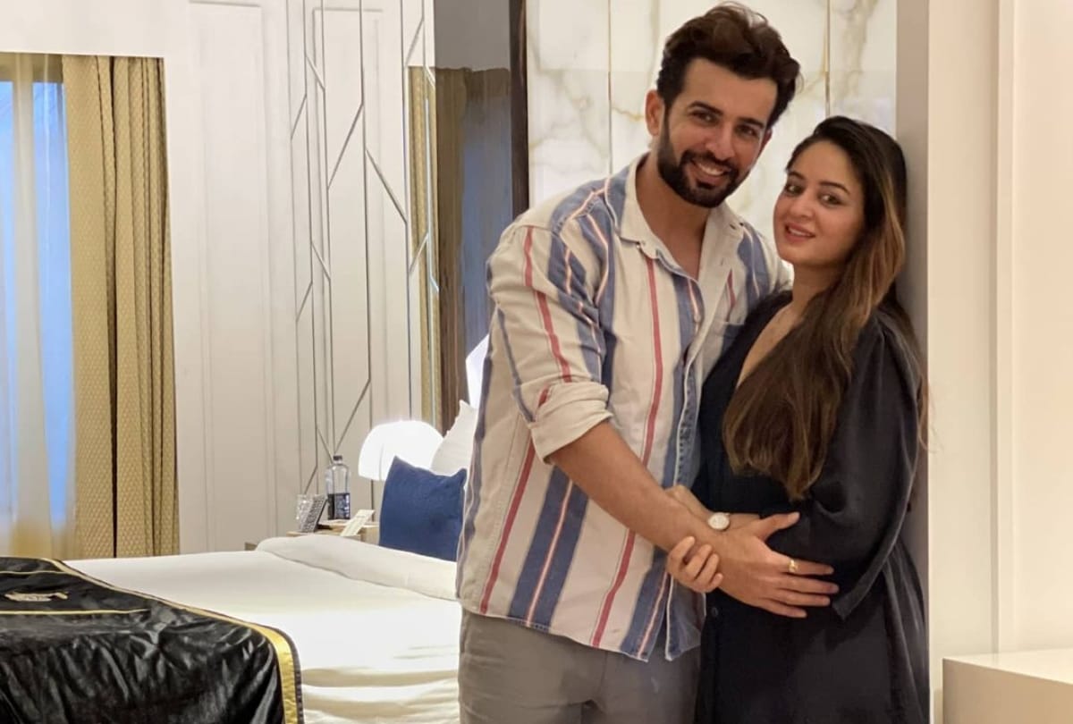 Social media Jay Bhanushali shared bedroom photo actor was seen sleeping with wife Mahi and daughter Tara