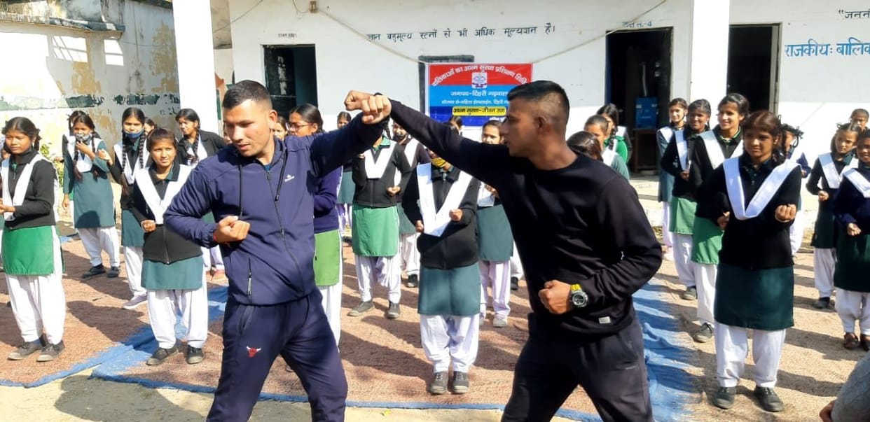 Police is teaching daughters self-defense tricks