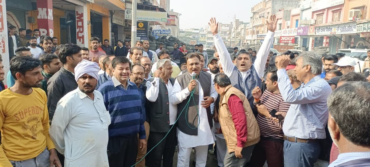 Hisar's auto market remained closed in protest against the extortion demand from the trader, loss of six crores