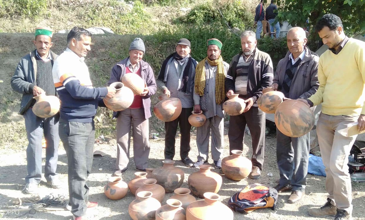 People rushed to buy clay pots in Zadari fair of Kandaghat