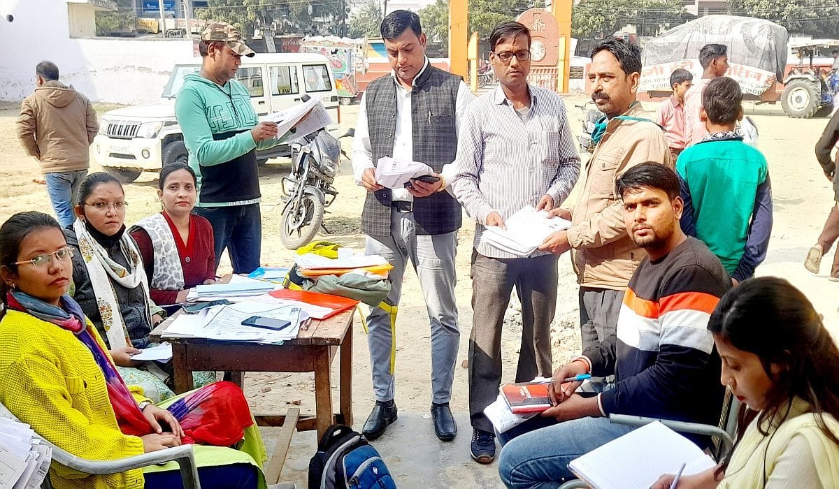 Youth gathered at the booths to become voters on the last special day