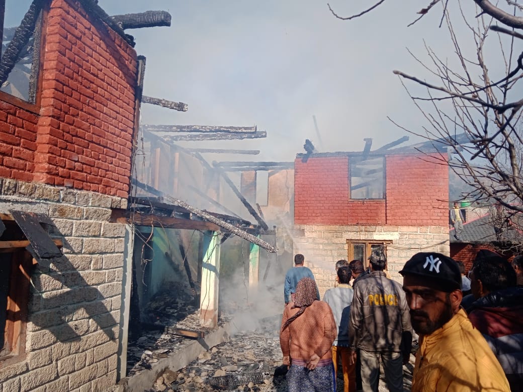 Joint house of 5 families burnt in Dhabola of Janjehli