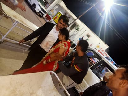 Happiness turned into mourning: The bride and groom's car returning from Kanpur to Indore rammed into a parked truck, the groom's brother-in-law died