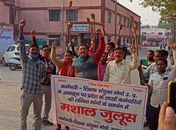 Hathras: Torch procession taken out for various demands, memorandum submitted