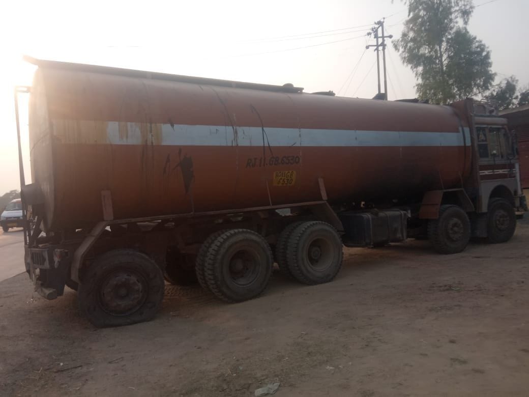 Two tankers caught on suspicion of asphalt black marketing, police detained two drivers and a colleague