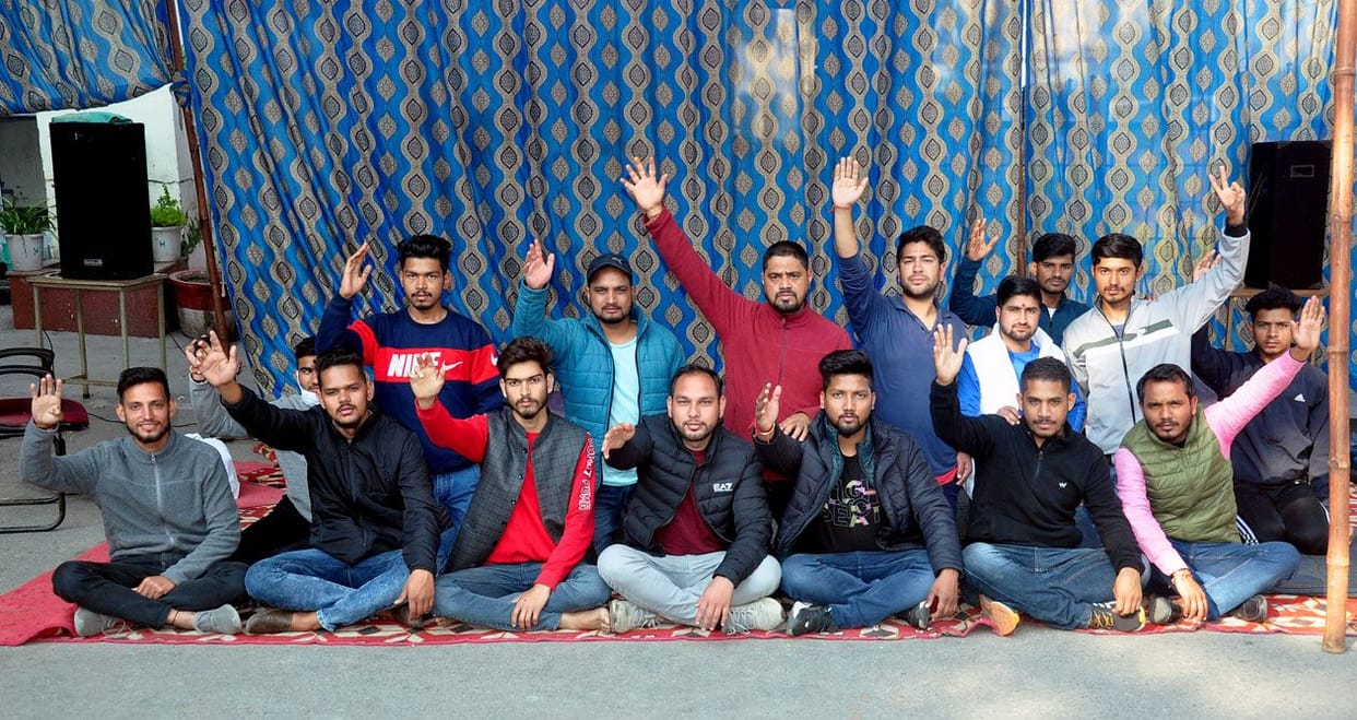 Students standing at the gate of Garhwal University