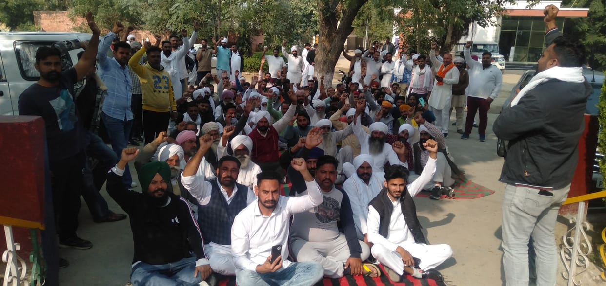 The trader was carrying a truck full of cows to Gujarat, the police registered a case, the villagers created a ruckus in the police station