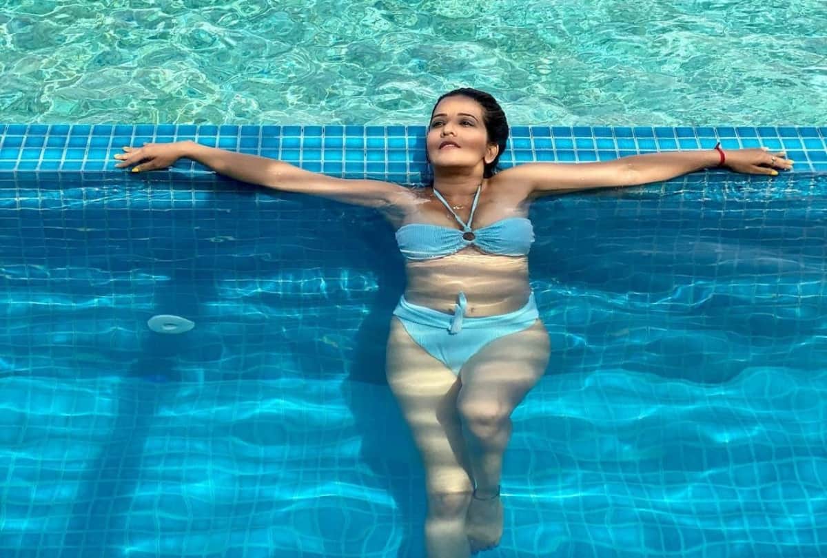 Bhojpuri actress Monalisa shared a bold picture on social media on which fans are commenting