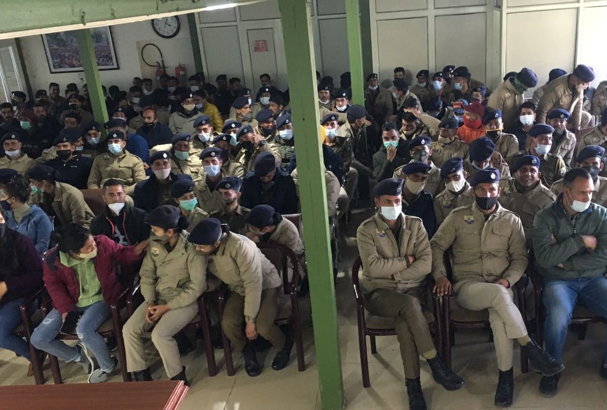 Himachal News: CM Jairam Thakur meeting with himachal police employees at oakover shimla