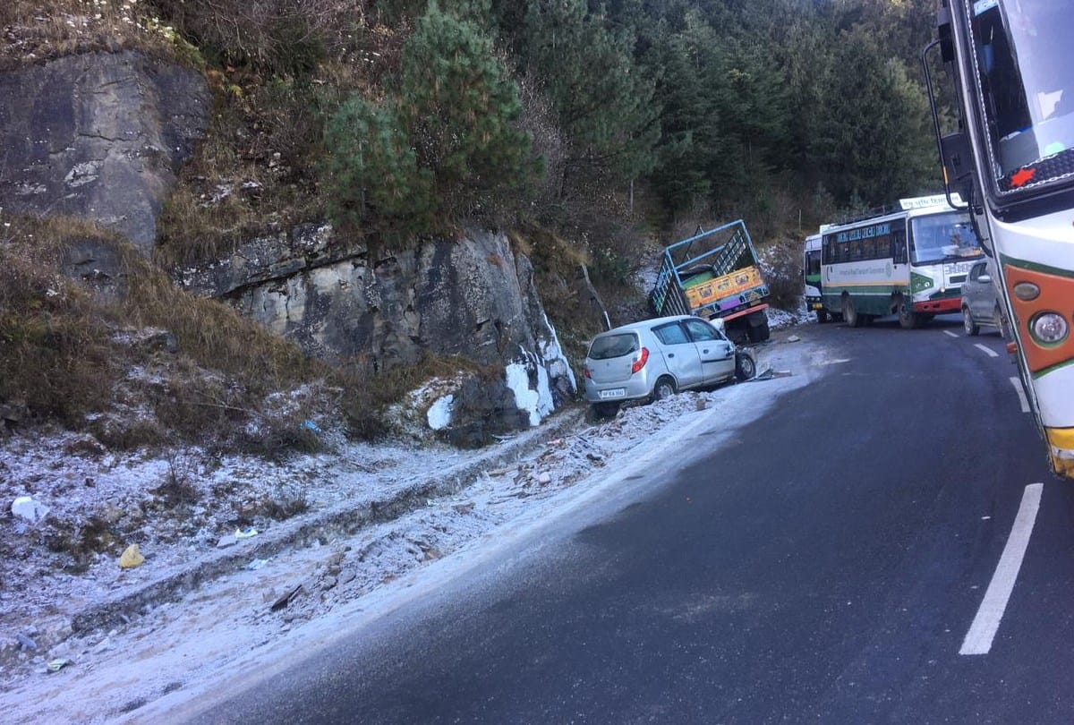 Shimla news: 11 vehicles collide on Fagu-Kufri highway