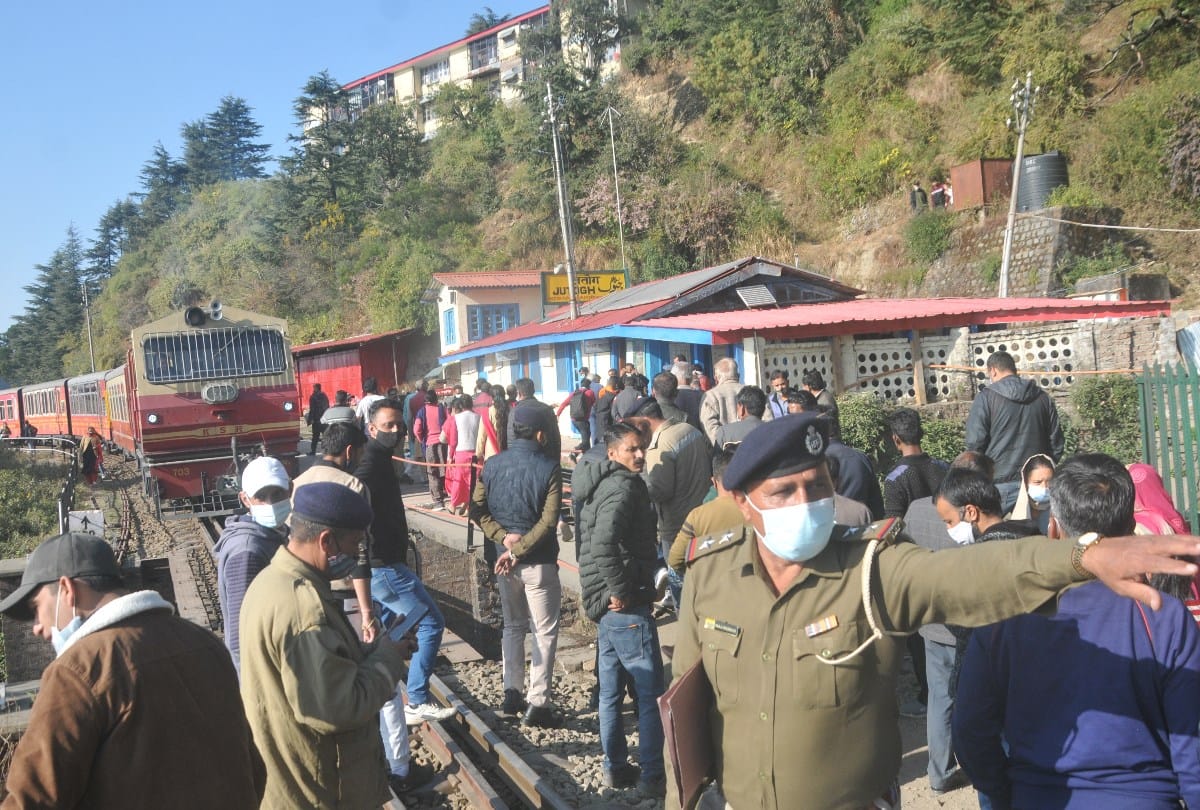 Himachal News: man dies hit by train in Jutogh Shimla