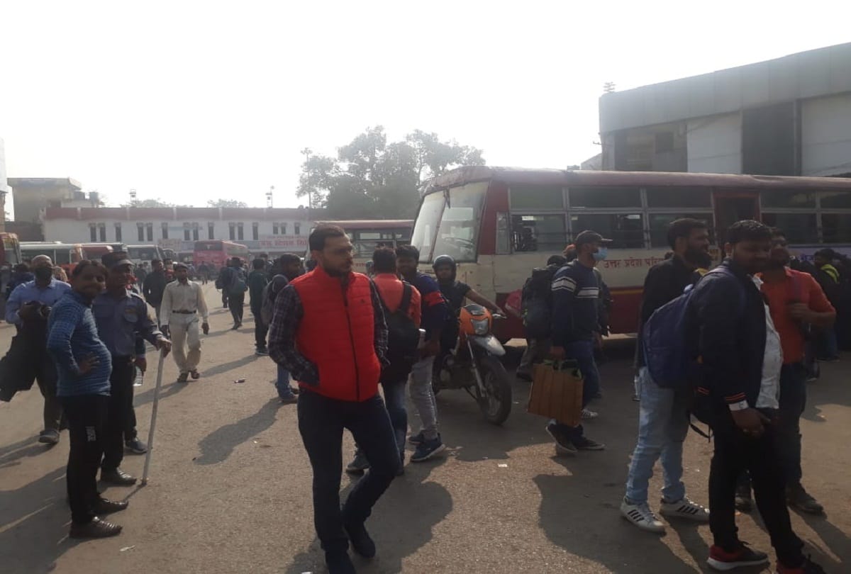 After the cancellation of UPTET exam, there was a crowd in trains and buses