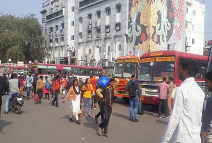 After the cancellation of UPTET exam, there was a crowd in trains and buses