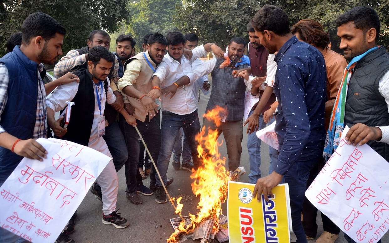 Students organizations burnt government's effigy due to UPTET paper leak