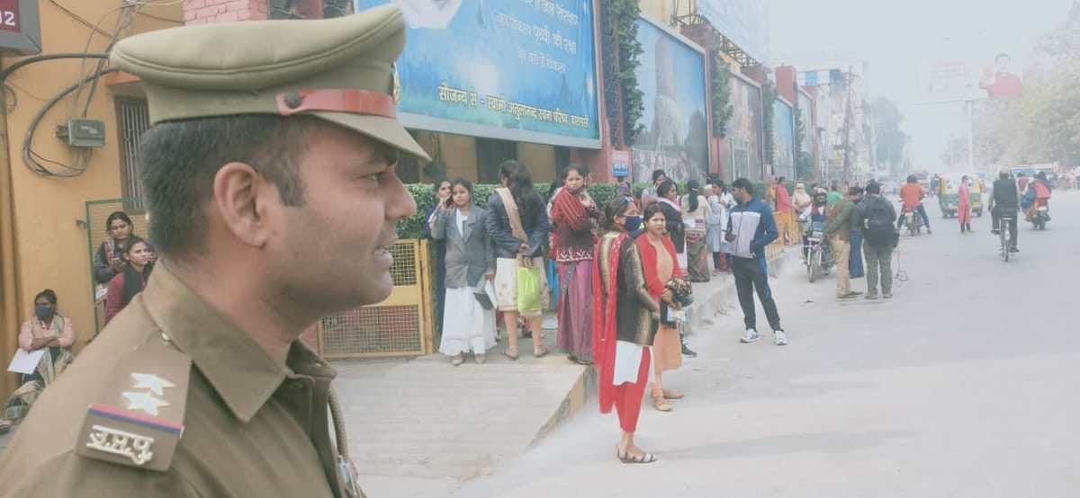 UPTET 2021: Candidates uproar in Varanasi over cancellation of exam parents shouting slogans outside centers