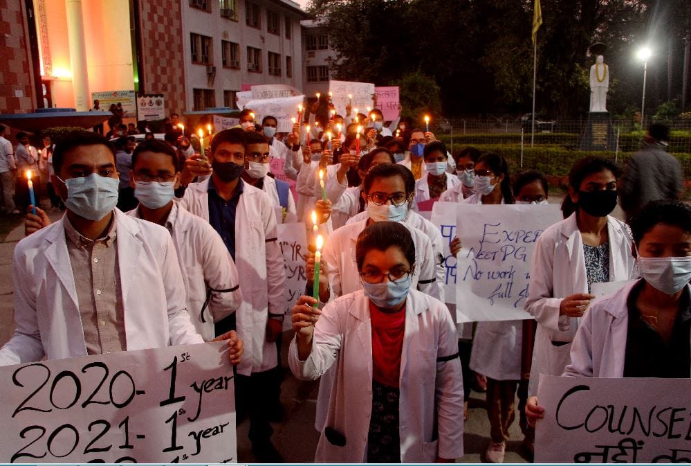 नीट पीजी काउंसलिंग मे देरी के विरोध में बीएचयू  आईएमएस से लंका तक जूनियर डाक्टरों ने निकाला कैंडल मार्च ।