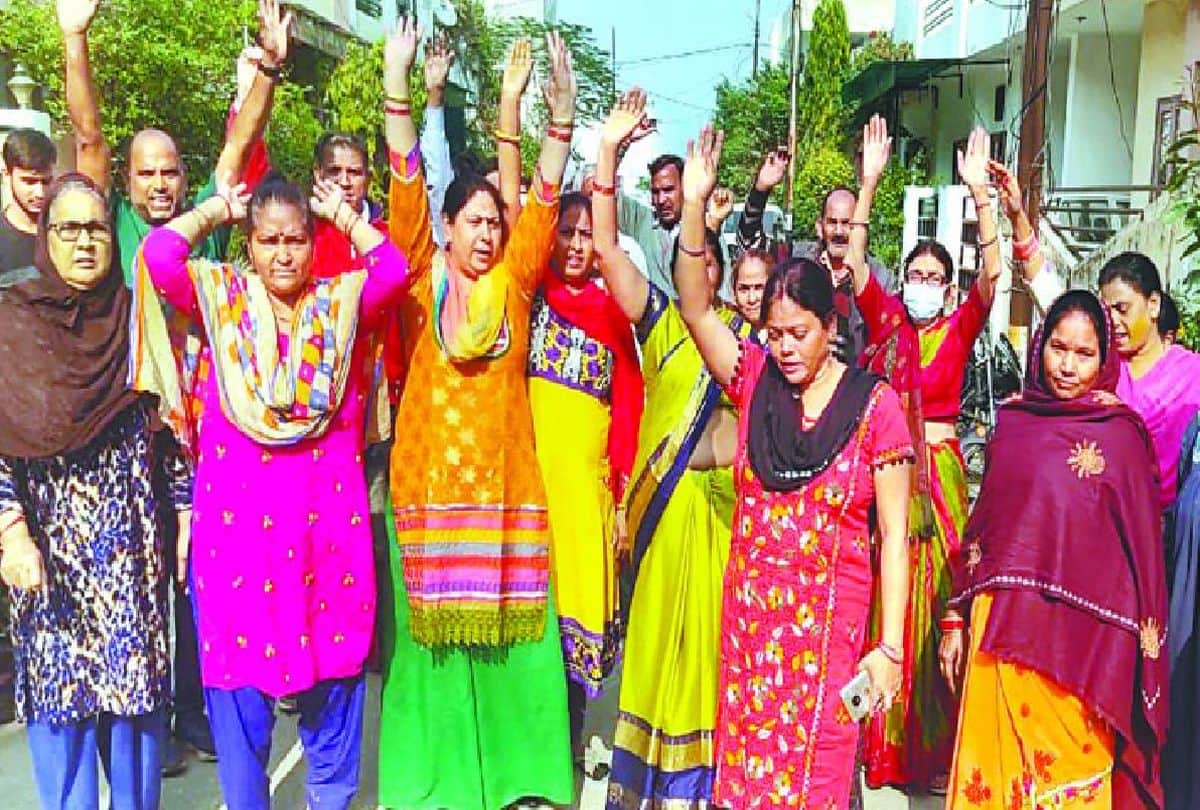 People Pasted Posters To Sell Houses At Shasabad Road Agra