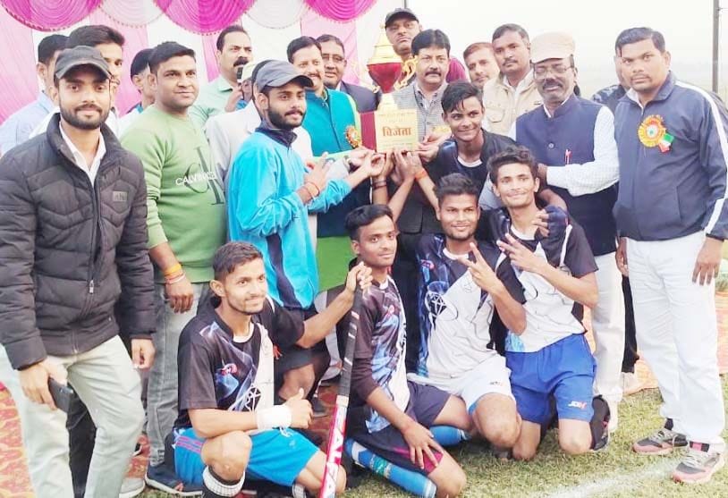 kind five capture the trophy in hockey league