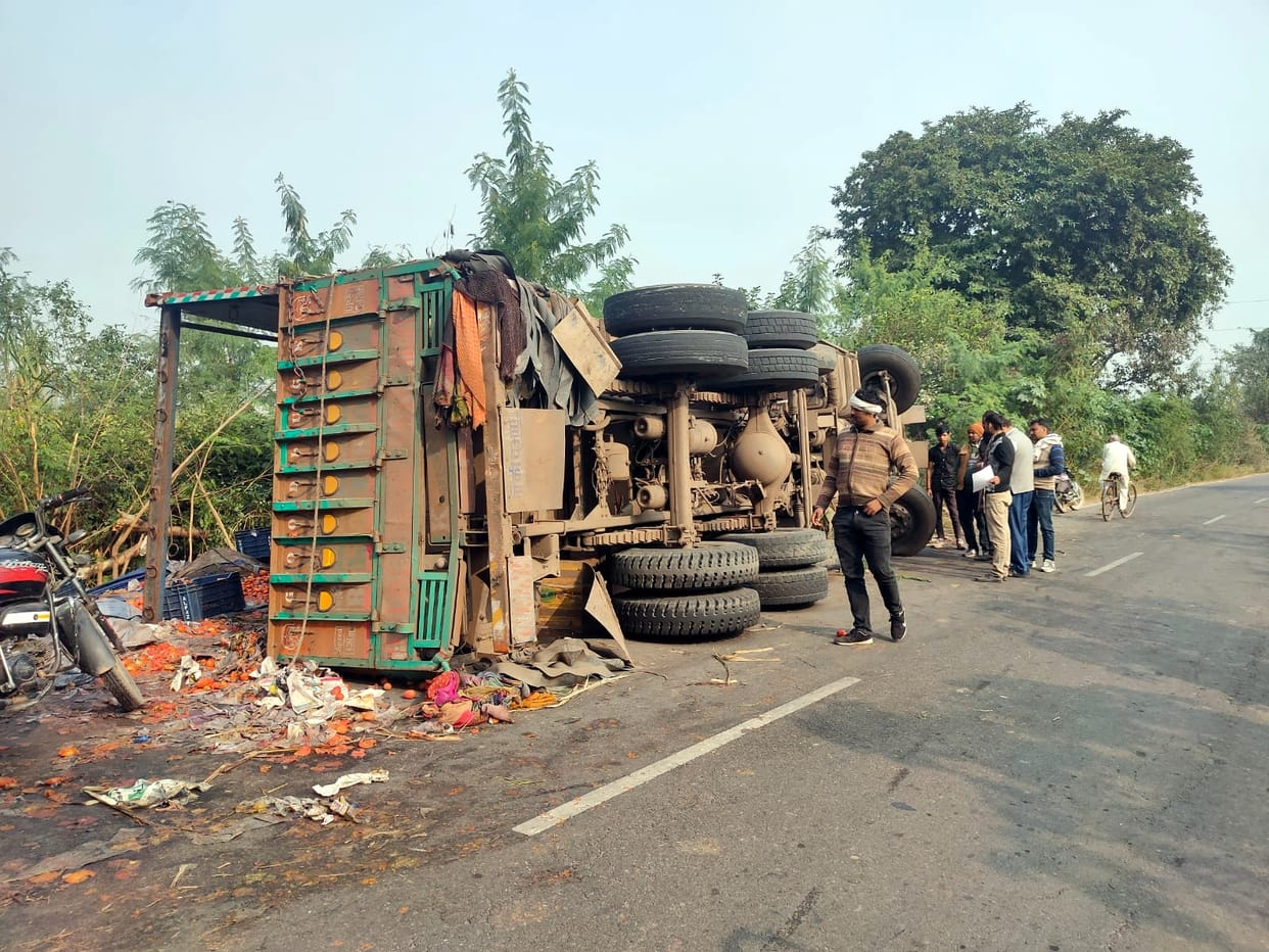 Truck overturned uncontrollably, 23 tons of tomatoes wasted