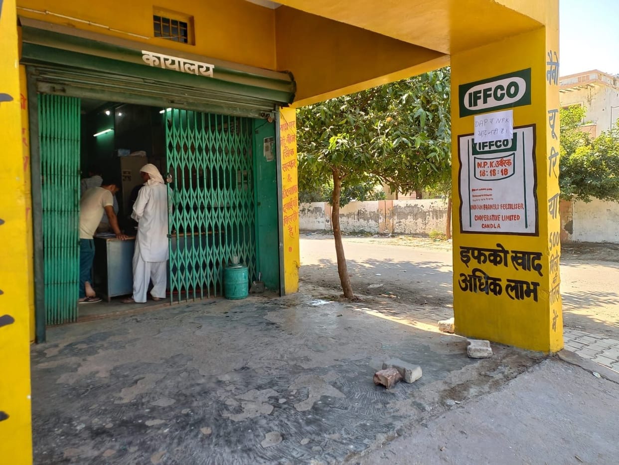 Urea fertilizer not found, farmers worried at sales centers