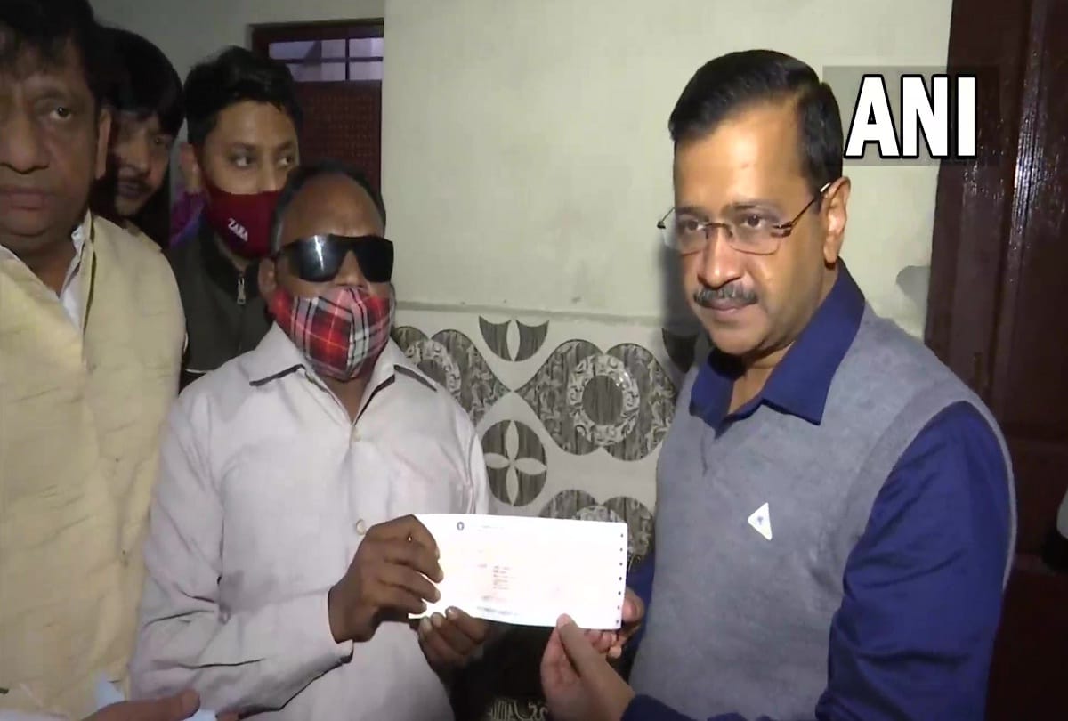 arvind Kejriwal handed over a check of one crore to kin of sweeper who lost her life doing duty in corona era