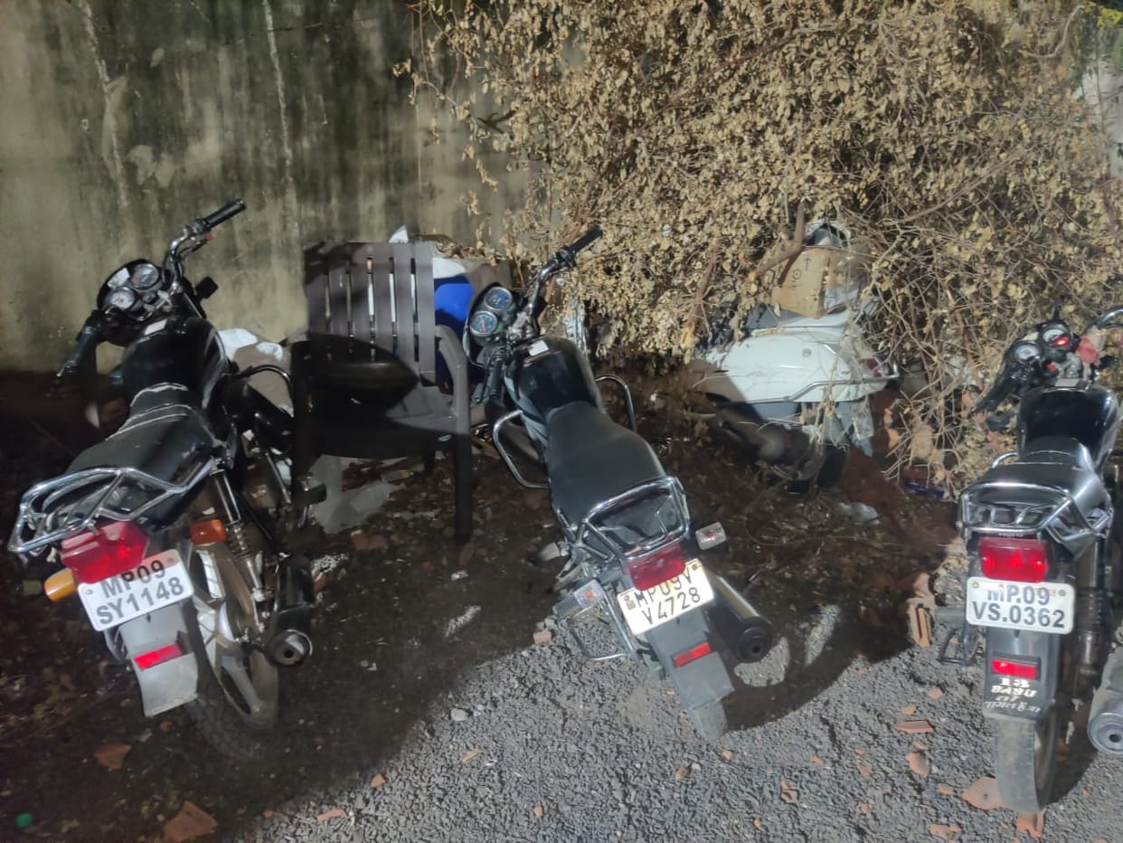 Indore: When the family members took the loan for bail, the youths started committing crimes to repay it, they were plotting robbery in the mobile showroom