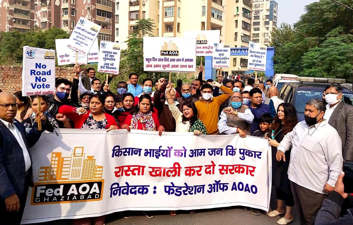 Ghaziabad: People anger erupted on NH-9 close sloganeering with banners and posters demanding to open way