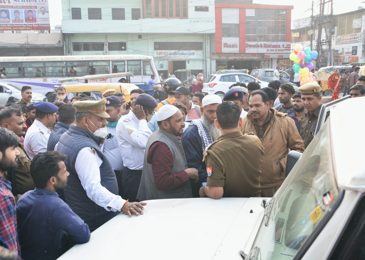 Bolero riders ran khaki on the highway, uproar
