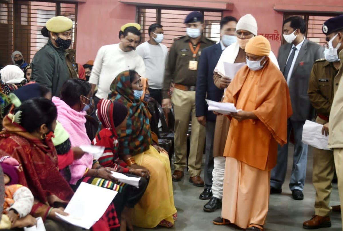 CM Yogi listened to complaint in Janata Darbar Gorakhpur